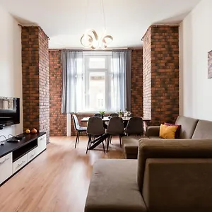 Jacuzzi And Privacy With 2 Balconies And Free Garage דירה