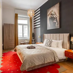 Apartment Deluxe Dohany Next To The New York Cafe, Budapest